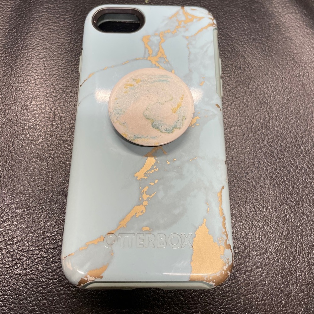 iPhone 8 Otterbox Phonecase and Pop socket